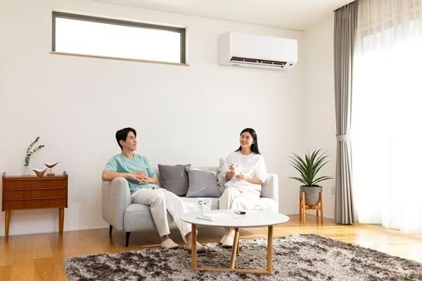 アイリスオーヤマのエアコンが置かれたリビング