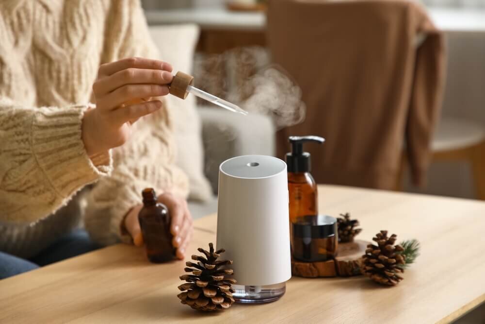加湿器のフィルターを取り出す人の手