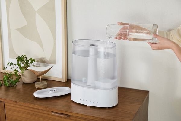 加湿器に水を入れる女性