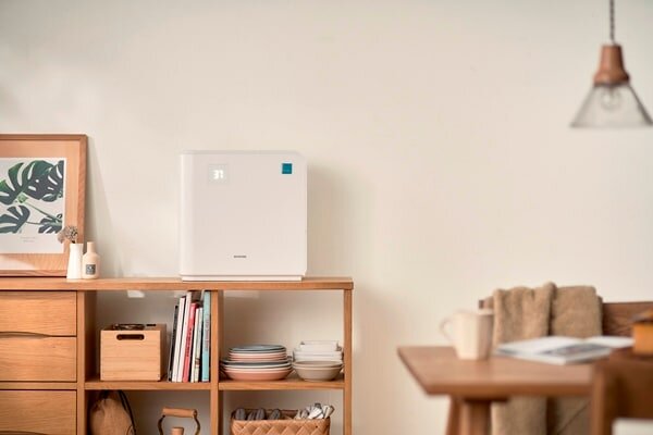 部屋に置かれた白いハイブリッド式加湿器
