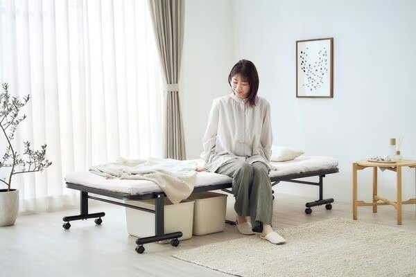 アイリスオーヤマのすのこベッドの上に座る女性