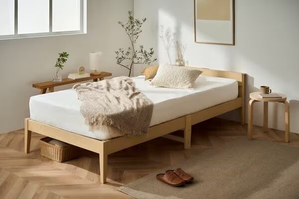 部屋に置かれたアイリスオーヤマのすのこベッド