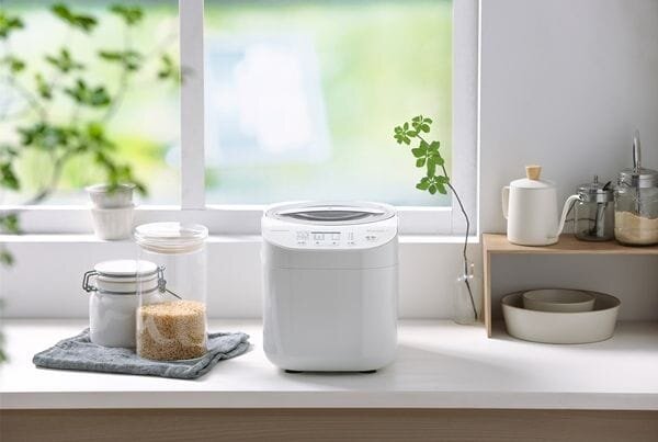 キッチンに置かれたアイリスオーヤマの精米機