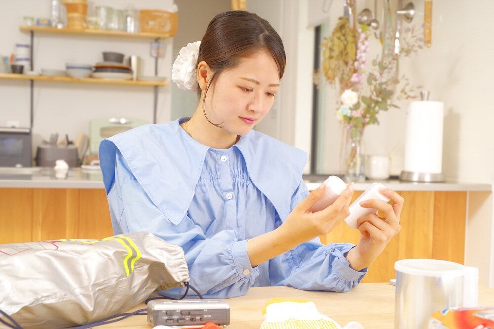 防災用品を備える女性