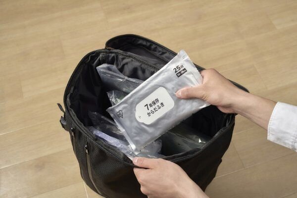 からだふきシートをリュックに入れる手元