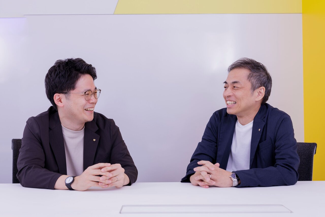 談笑する木村晴伸さんと國米雄介さん