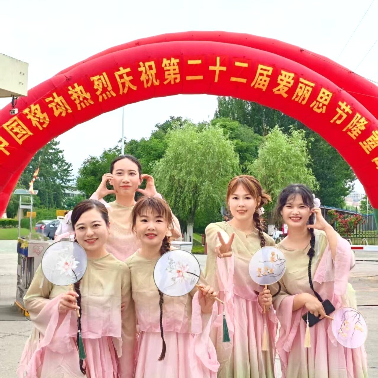 中国勤務時の「中国グループ・アイリス祭」の様子。左端が大竹さん。