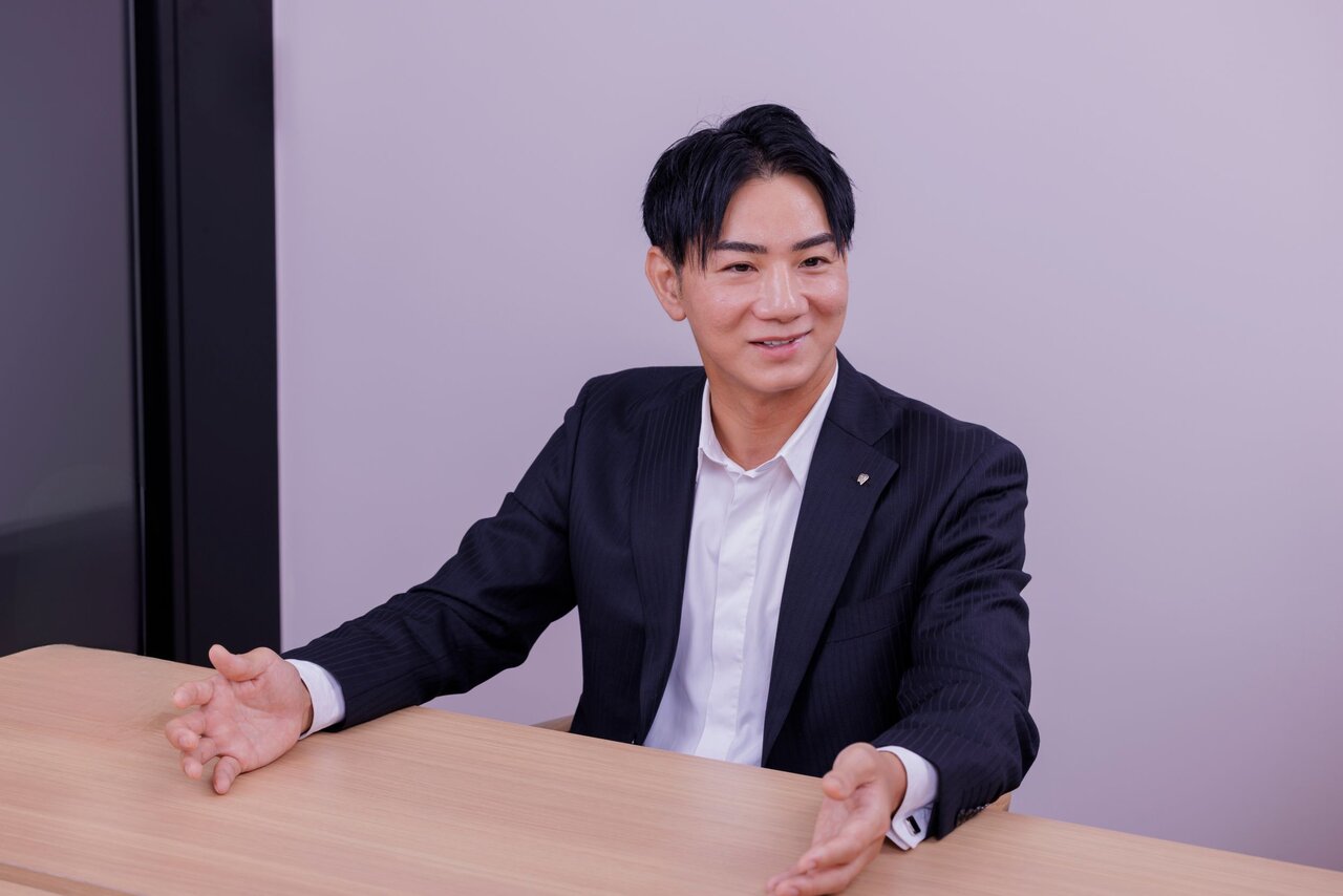 インタビューに答える加度さん