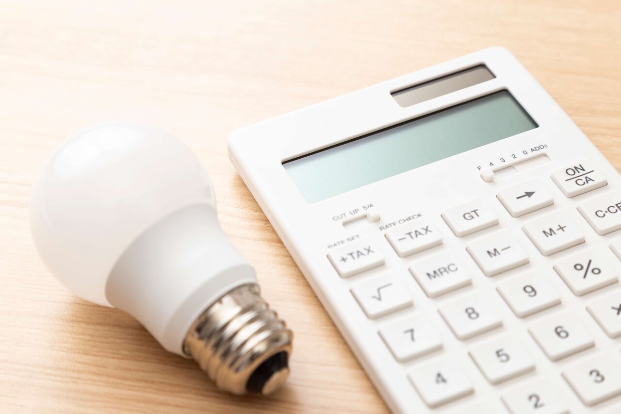 机に置かれた電卓と電球