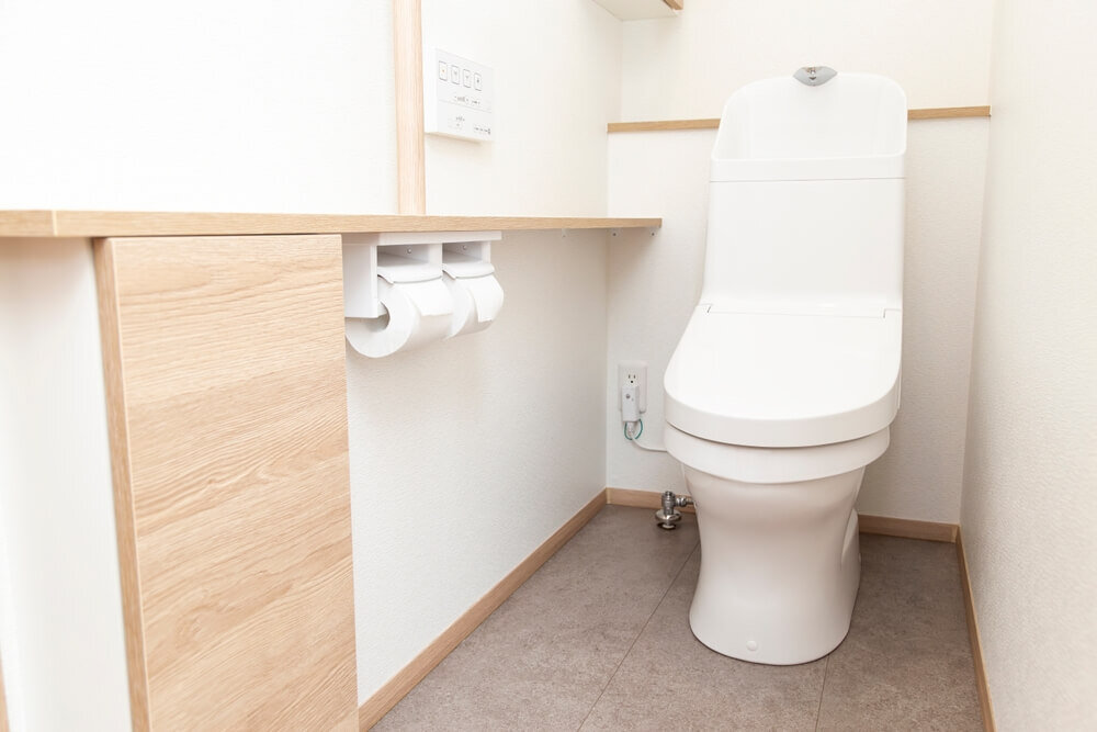 トイレットペーパーが設置されたトイレ