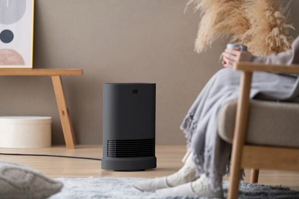 足元に置かれたアイリスオーヤマのセラミックファンヒーター