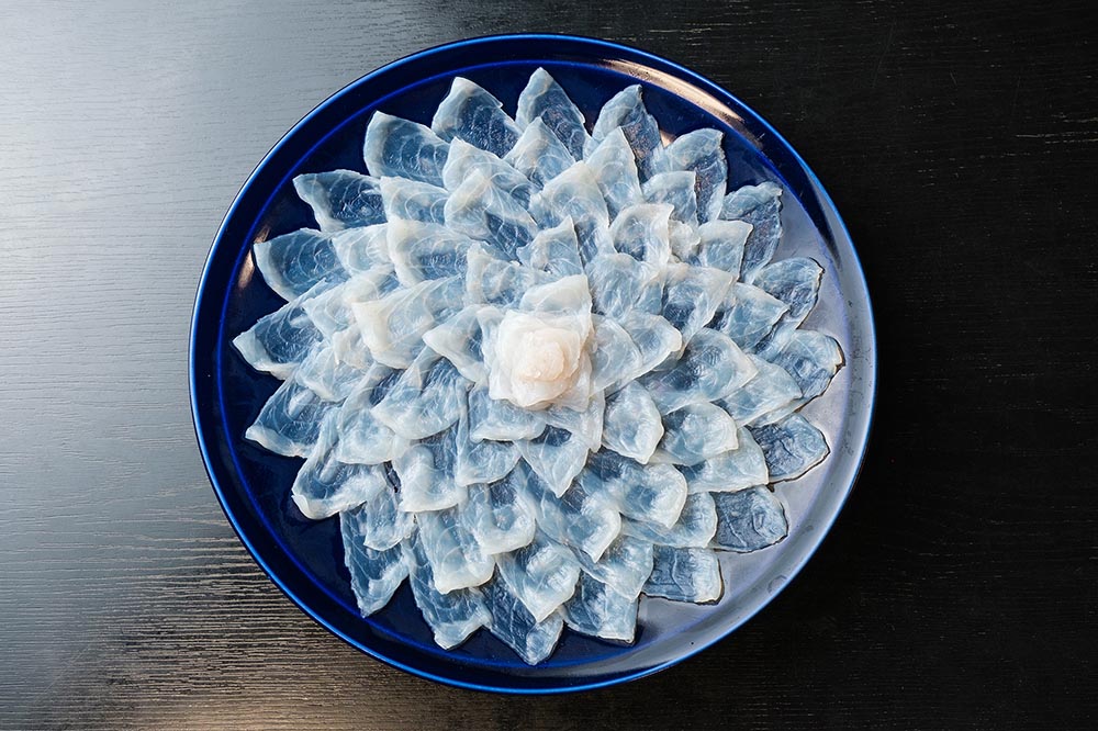 今季一番の寒さと雪に見舞われた嶺南エリア。凍えそうな景色を眺めながら、高浜町と小浜市の宿で熱々の冬の絶品をいただきます。