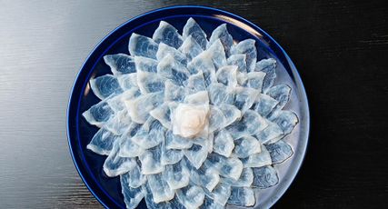 今季一番の寒さと雪に見舞われた嶺南エリア。凍えそうな景色を眺めながら、高浜町と小浜市の宿で熱々の冬の絶品をいただきます。