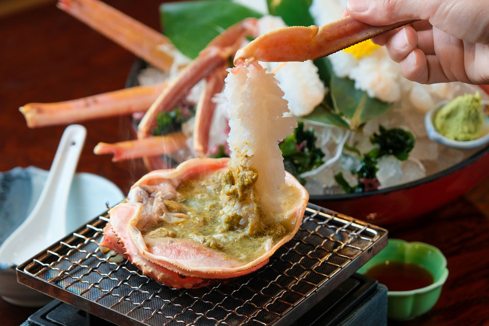 越前がにの蟹刺しを味噌しゃぶにしている様子
