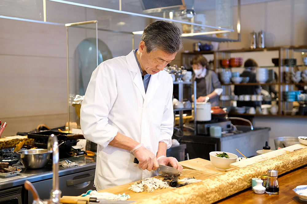 オープンキッチンから見える店主の調理風景