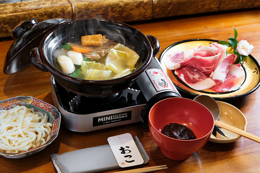 一人用土鍋で提供されるぼたん鍋セット