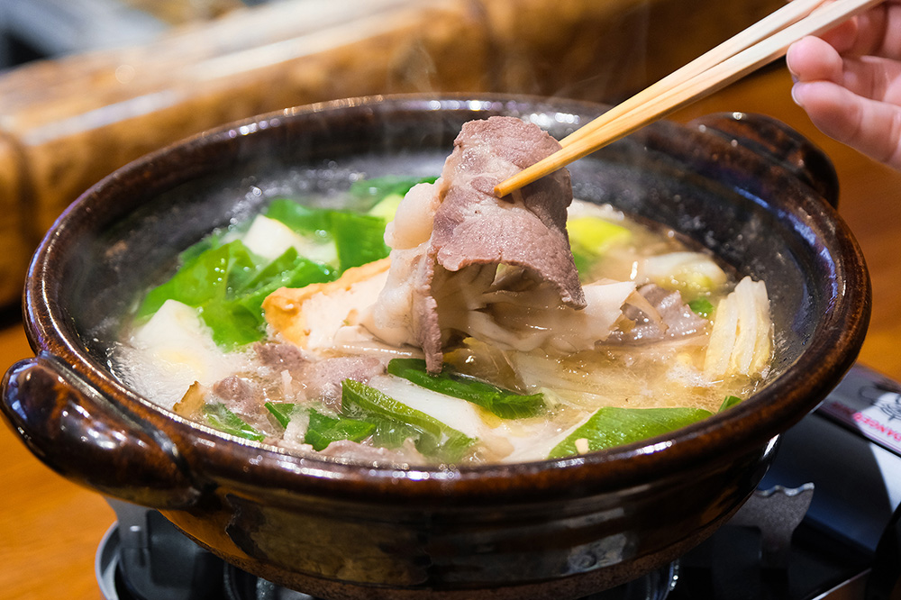 箸あげされたぼたん鍋の猪肉