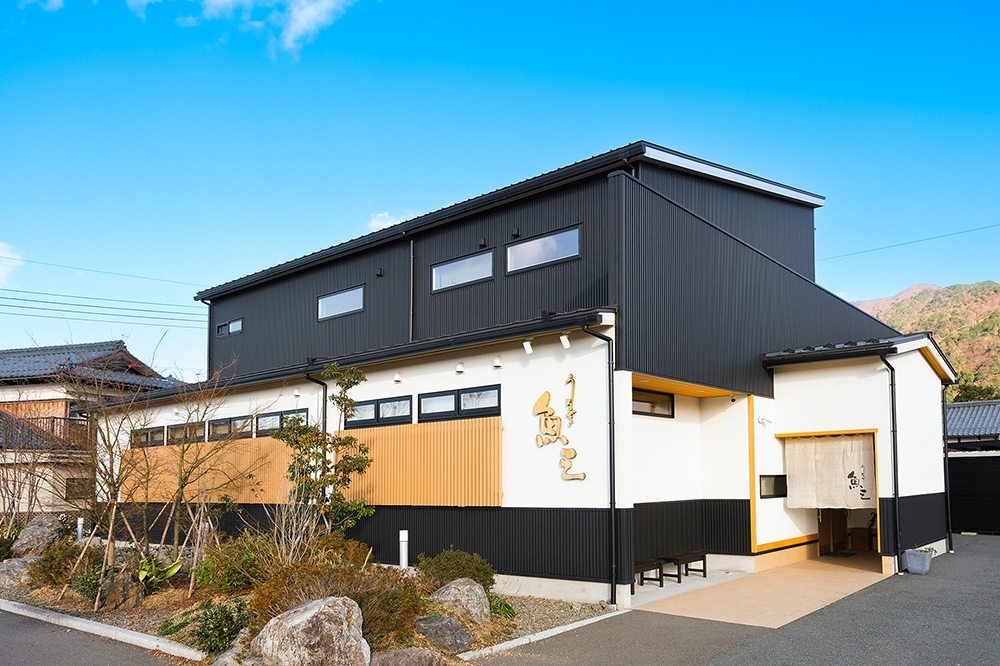 和モダンな佇まいの「うなぎの魚三」の店舗外観