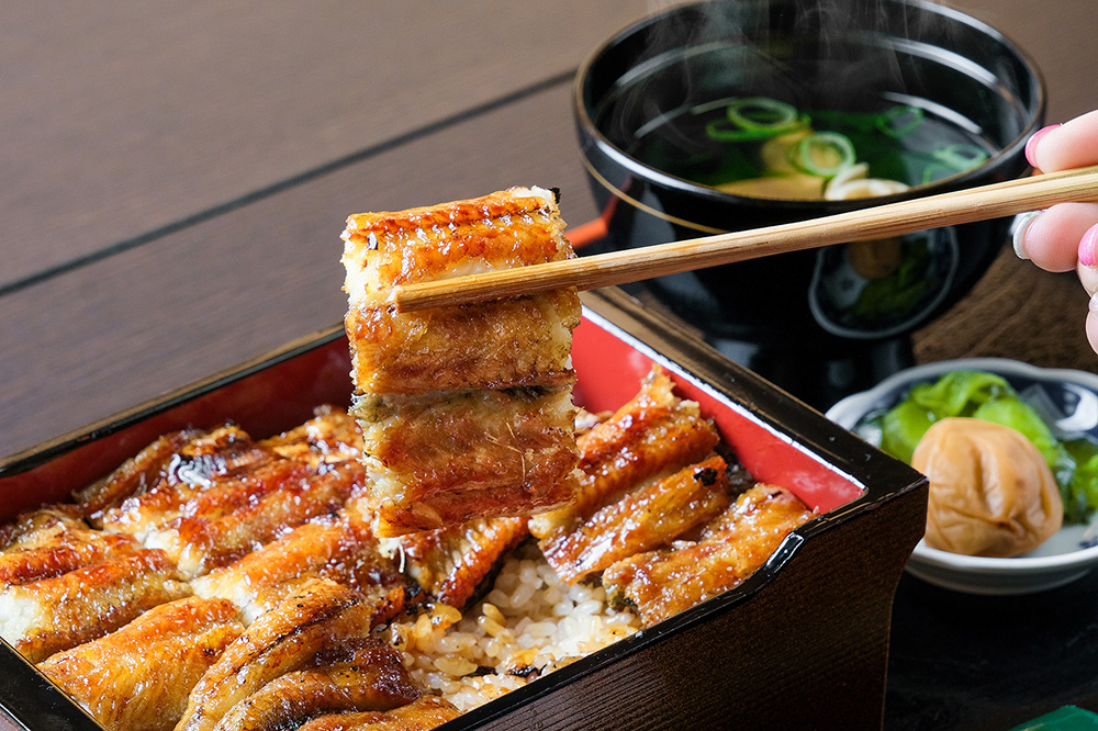 重箱に盛り付けられた上うな重