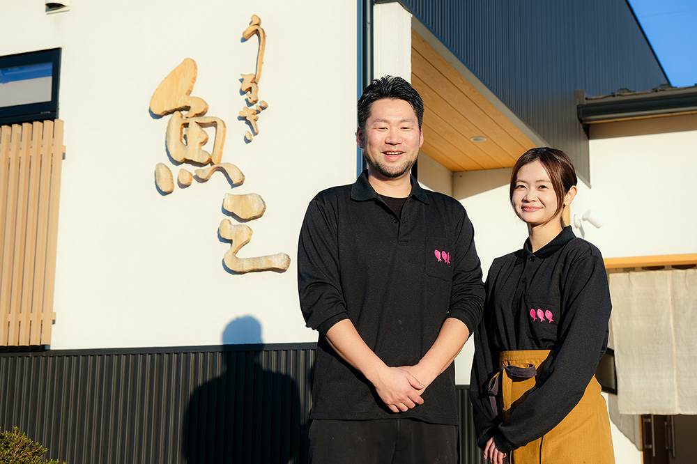 店舗前に並ぶ、「うなぎの魚三」店主 千田さんご夫婦