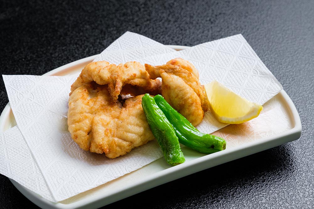 宿 むらみやのふぐのから揚げ　レモンとししとうを添えて