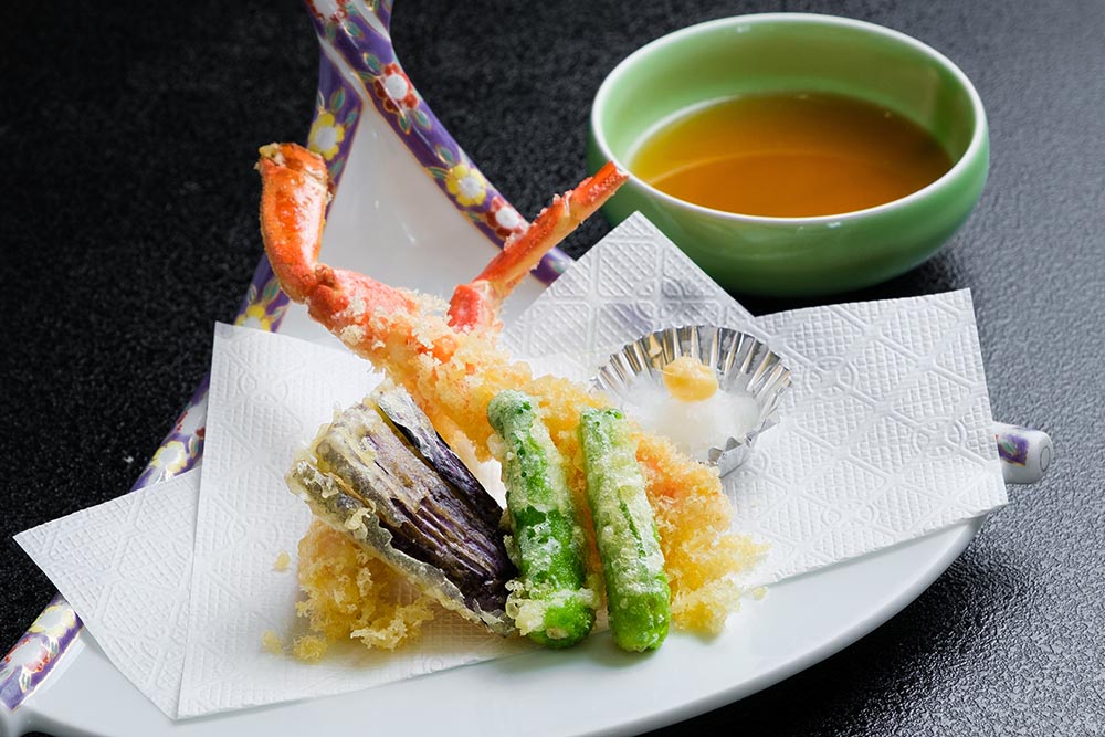 宿 むらみやの盛り付けされた天ぷらとつゆ