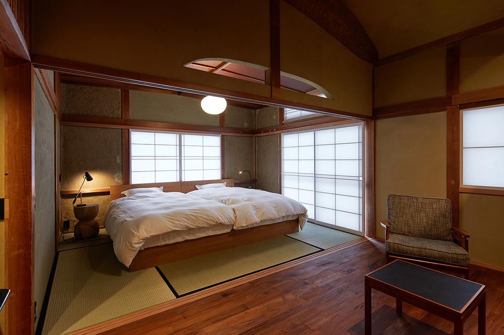 宿 下亟の落ち着いた雰囲気の和洋室12畳（本館）