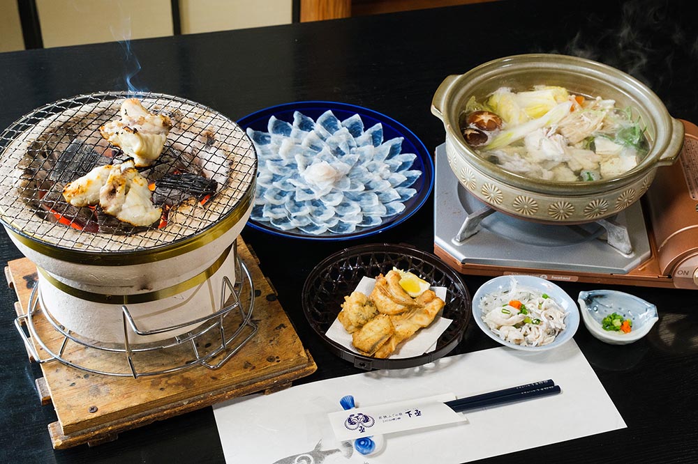 宿 下亟のふぐ鍋、焼きふぐ、てっさなどのふぐを満喫できるコース
