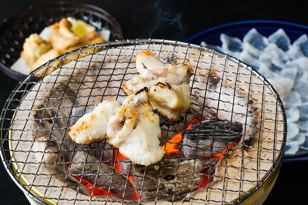 宿 下亟が提供する、七輪で焼きながらいただく焼きふぐ