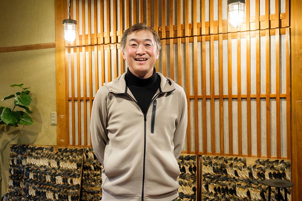 宿 下亟のご主人下亟さんが笑顔で立っている様子