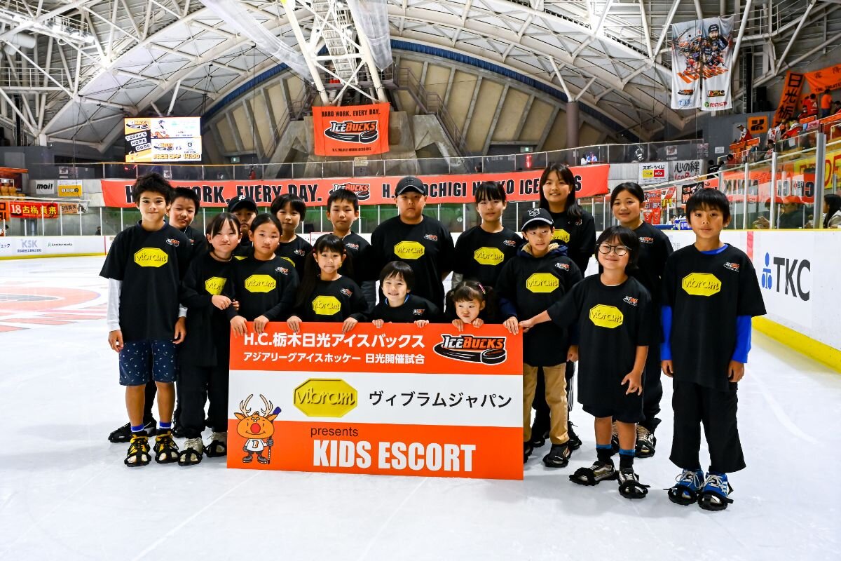 （©ICEBUCKS）
選手の入場時に子どもたちがいっしょにリンクに登場するセレモニー「キッズエスコート」
