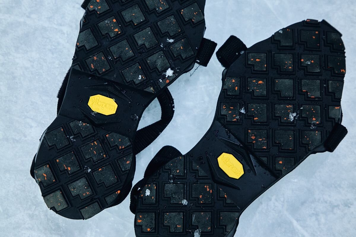 「キッズエスコート」で子どもたちが着用するヴィブラムのオーバーシューズ
