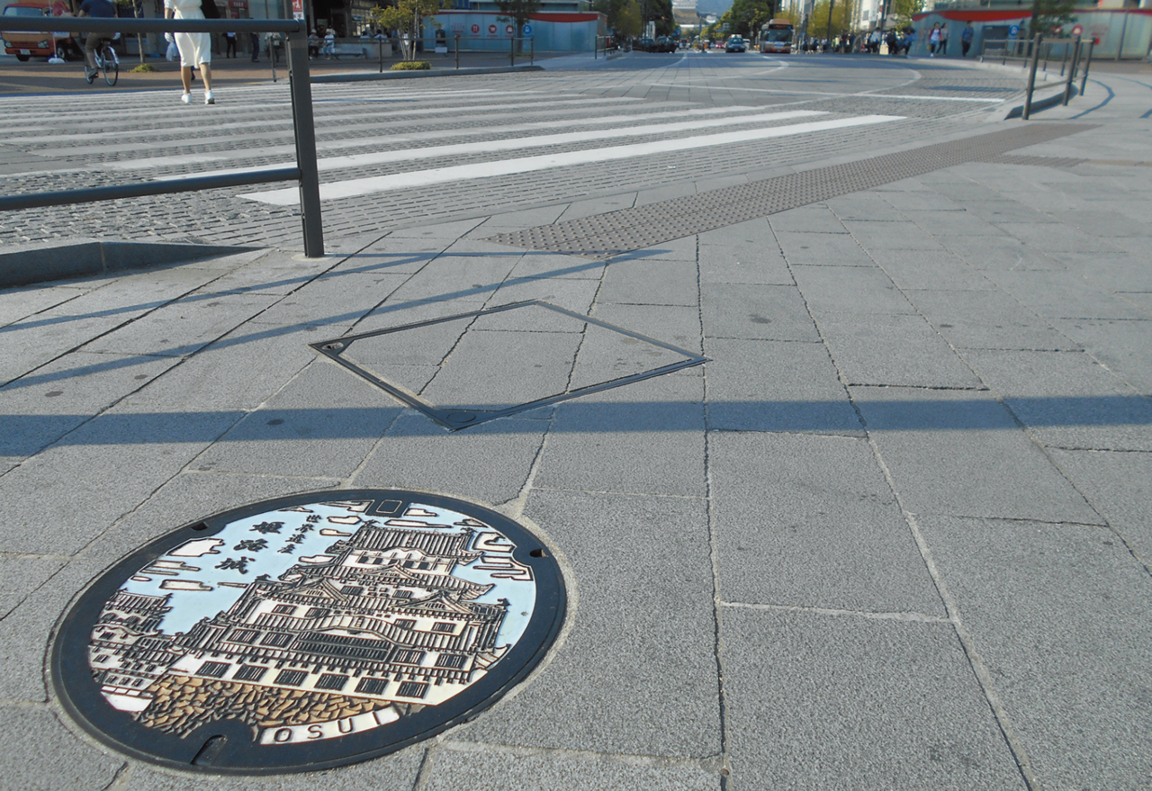 当社製のマンホール鉄蓋（兵庫県姫路市）