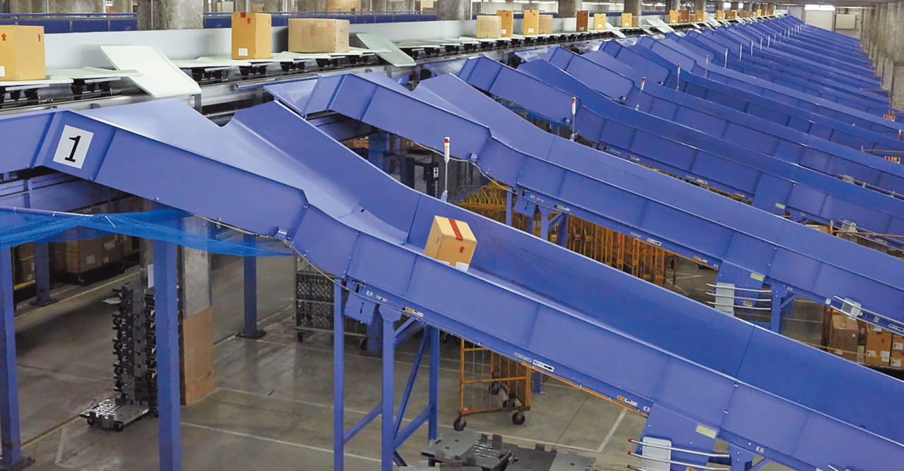 搬送設備 （物流センターで稼働するケース仕分け装置）