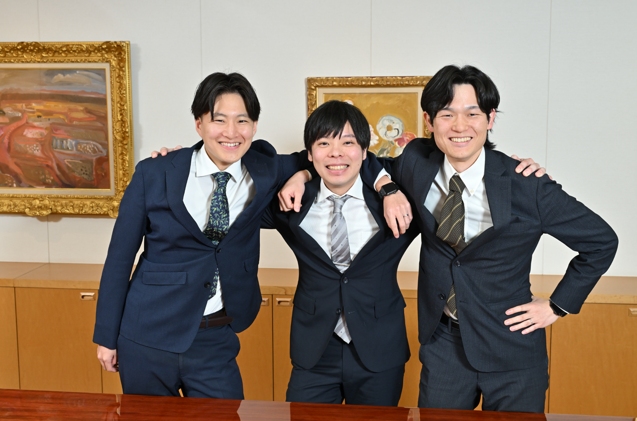 オフショット。「こうした方が仲良く見えますかね？」