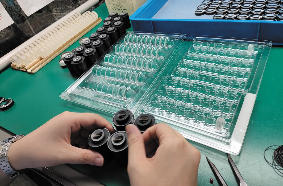 双眼鏡の組み立て作業