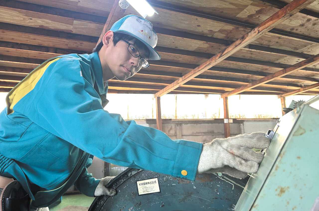 新入社員が独り立ちのため熱心に取り組む