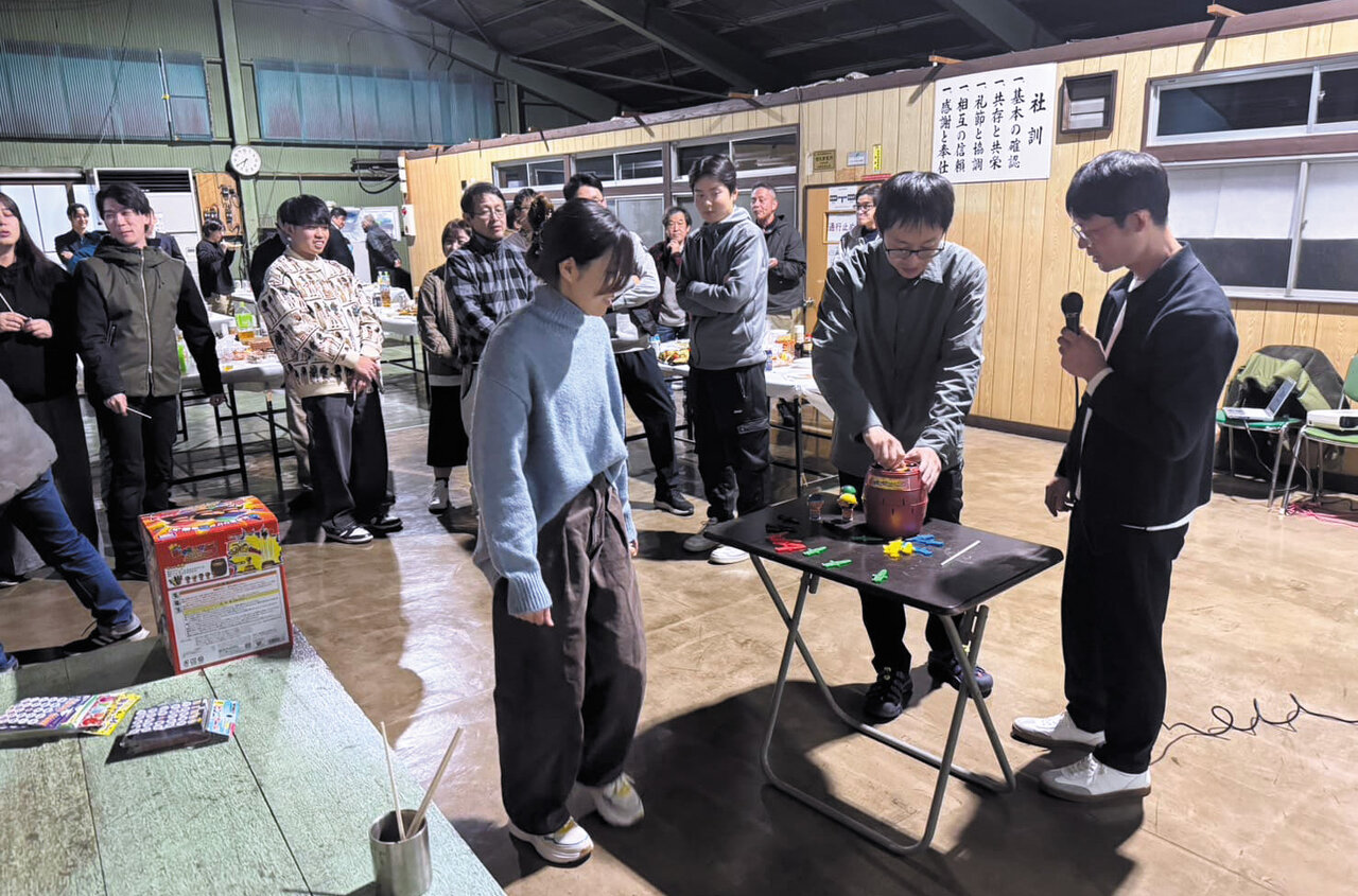 恒例の社内クリスマス会はゲームで盛り上がる