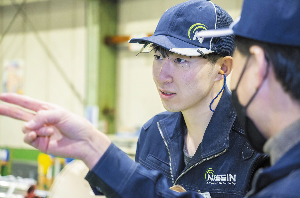 真剣な眼差しで説明を聞く社員