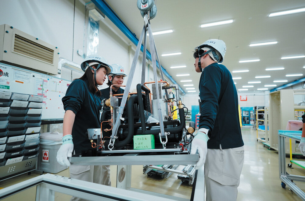 品質と安全に配慮し、社員の手により慎重に組み立て作業を行う