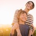 若い人のほうが幸せを感じやすい?若者の80%前後は「2016年は幸せ」と回答