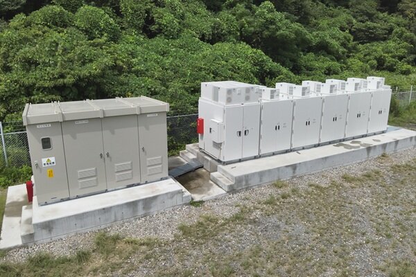 エネ・シード長崎第2太陽光発電所における 再生可能エネルギー併設型蓄電池の運用開始について ～西部ガスグループの発電所において、初めて再生可能エネルギー併設型蓄電池を運用～
