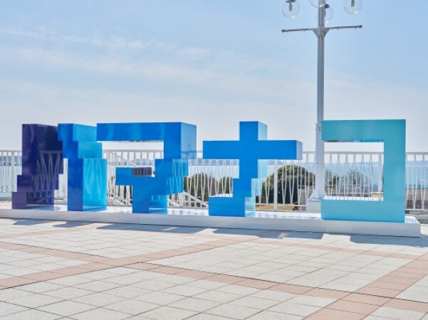 "Hamanako" Monument Installed at EXPASA Hamanako to Commemorate the 20th Anniversary of the Release of BLUE BATTERY's "caos"