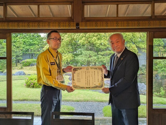 Scene of the ceremony (From left: Deputy Director General Enomoto from Kinki Regional Environment Office, Director Omae from GS Yuasa)