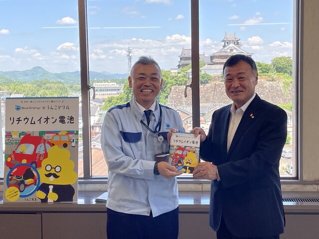 寄贈式の様子 （左：ブルーエナジー 代表取締役　取締役社長　中村　純、右：福知山市教育委員会　教育長　廣田　康男様）