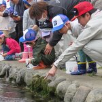 地域の子どもたちとアユの放流活動を実施しました－那須の清流プロジェクト