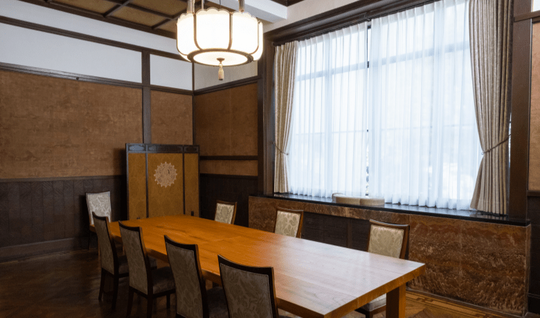 ゲストルーム「葵」。復元されたクロスによって、当時の雰囲気をより感じられる部屋に仕上がった。