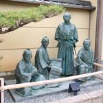 仲間といっしょに、はいチーズ。京都を駆け抜けた龍馬の銅像「ニッポン銅像探訪記 第2回:坂本龍馬・京都編」