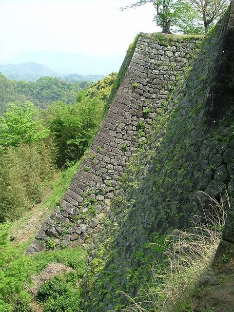 【岡城の最大の見どころ、三の丸高石垣】少し曲線を描く高...