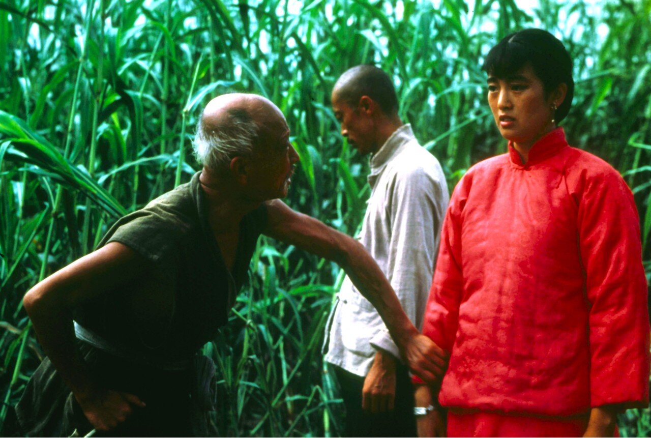 激動の時代に翻弄された女性の運命を鮮烈な映像美で映し出す！巨匠チャン・イーモウの監督デビュー作『紅いコーリャン』